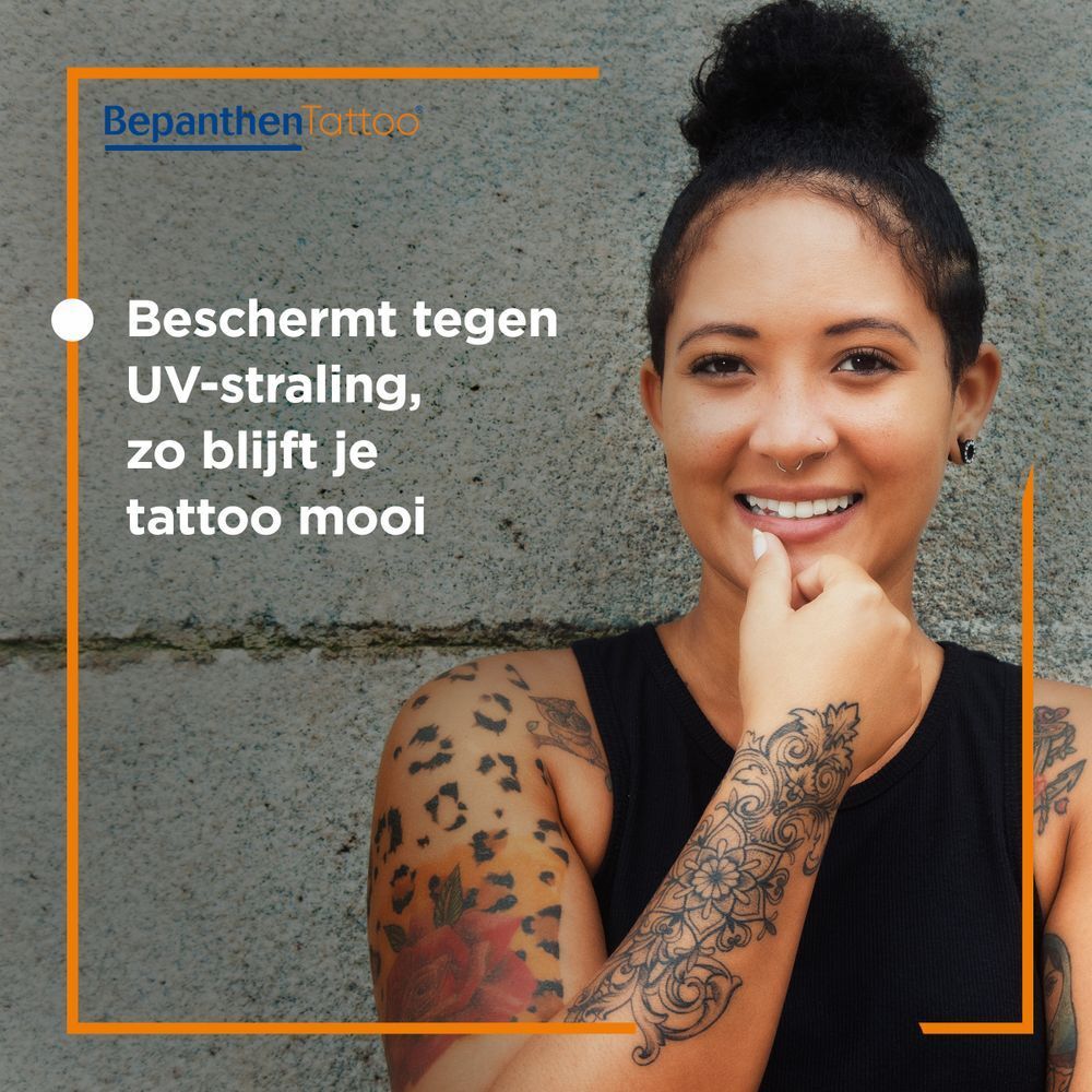 Achterkant van de tube Bepanthen Tattoo zonnecrème. Bevat tekst over ingrediënten en gebruik.