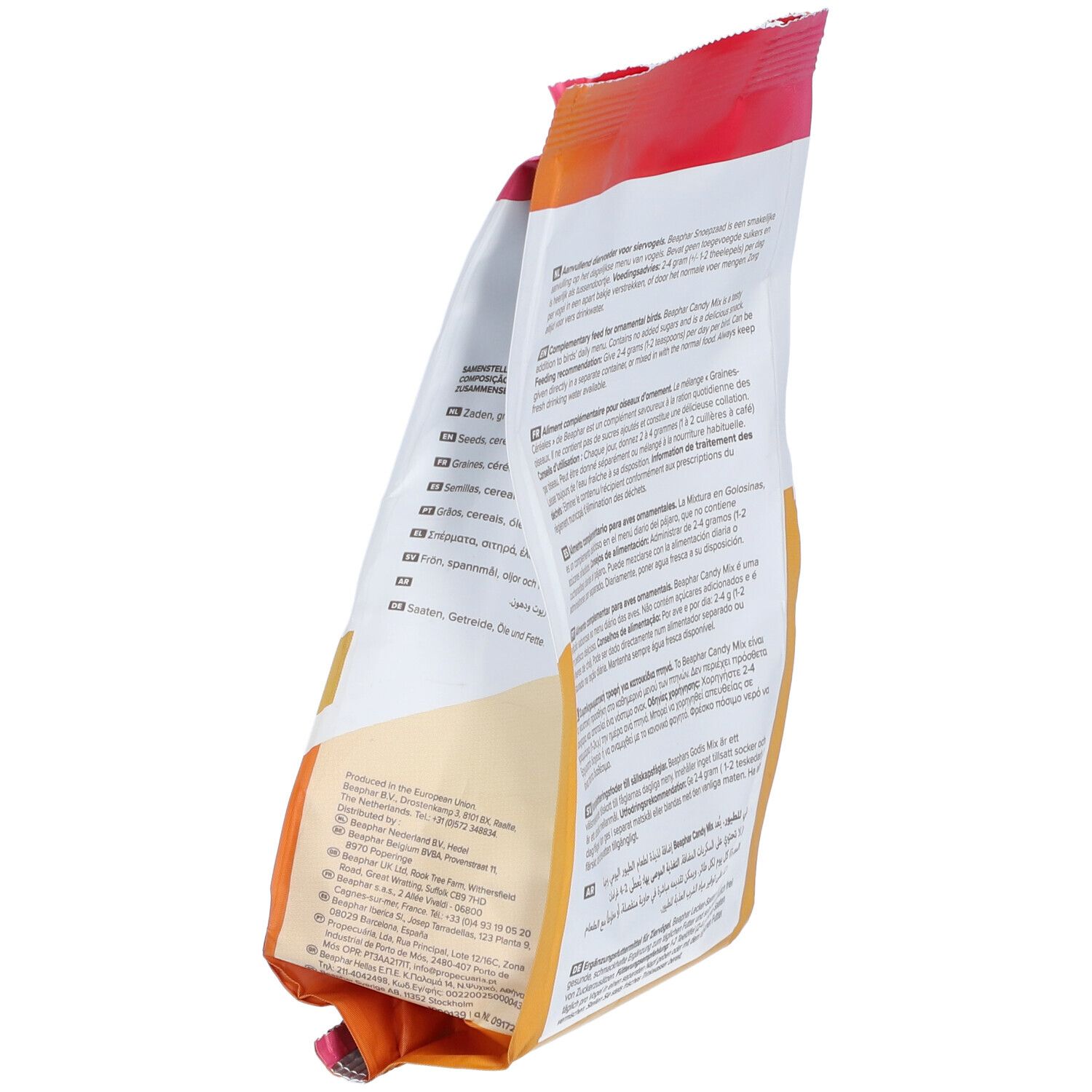 Rückseite des Beaphar Candy Mix-Beutels, schräg. Mehrsprachiger Text mit Fütterungsempfehlungen und Inhaltsangaben. Orangefarbener Hintergrund.