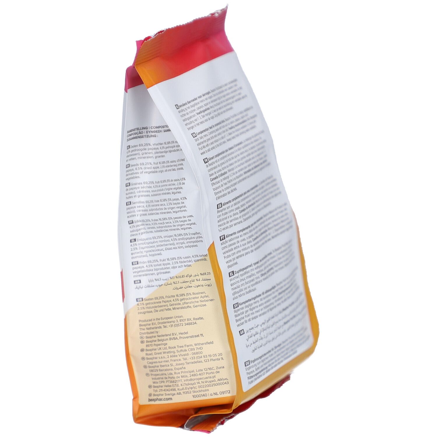 Schrägansicht eines Beutels mit Vogelfutter. Aufdruck "Fruit Mix" und "Beaphar". Rückseite mit Text in verschiedenen Sprachen.