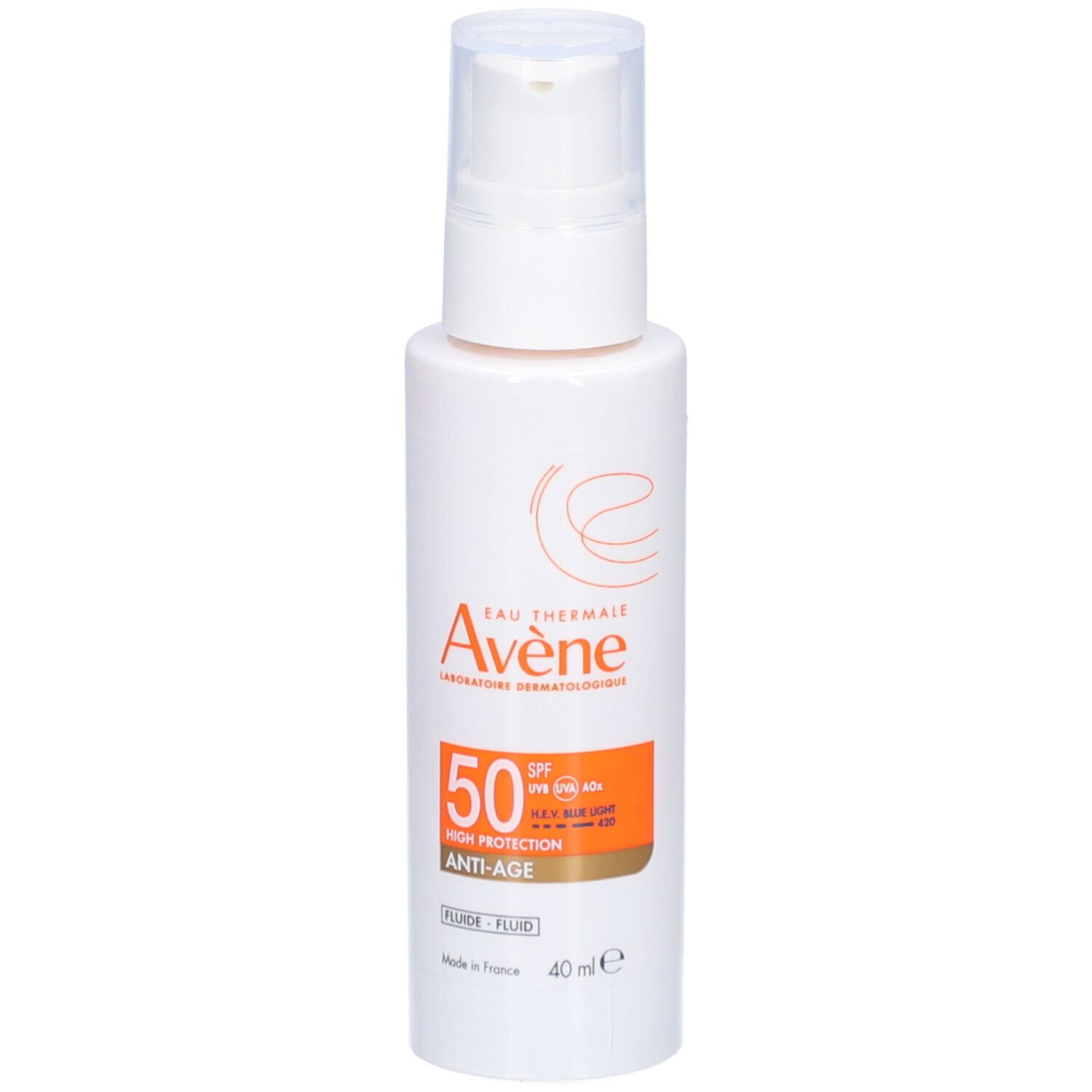 Weiße Flasche mit Pumpverschluss. Aufschrift: Avène, SPF 50, Anti-Age. Orangefarbener Aufkleber.