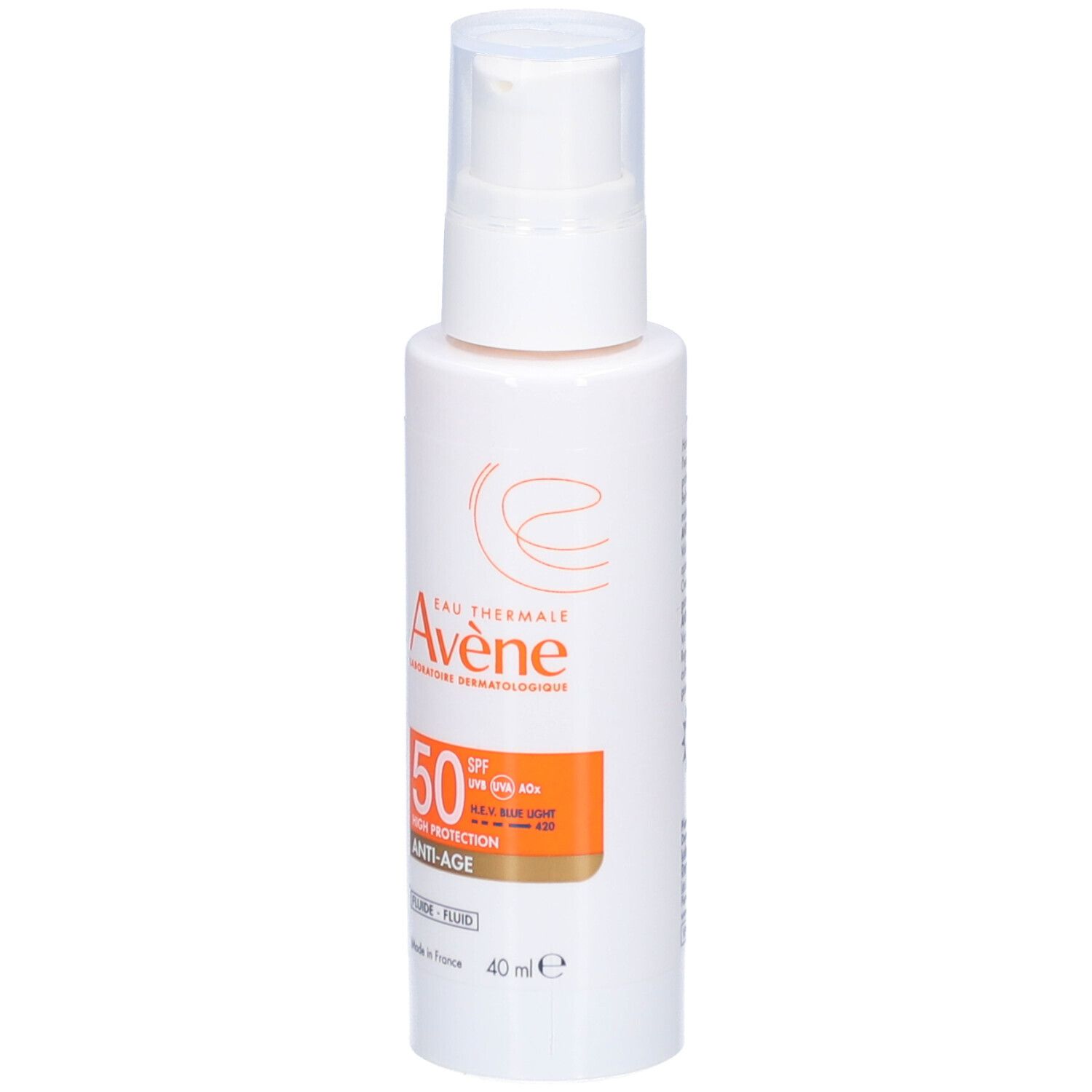 Weiße Flasche mit Pumpverschluss. Aufschrift: Avène, SPF 50, Anti-Age. Orangefarbener Aufkleber.