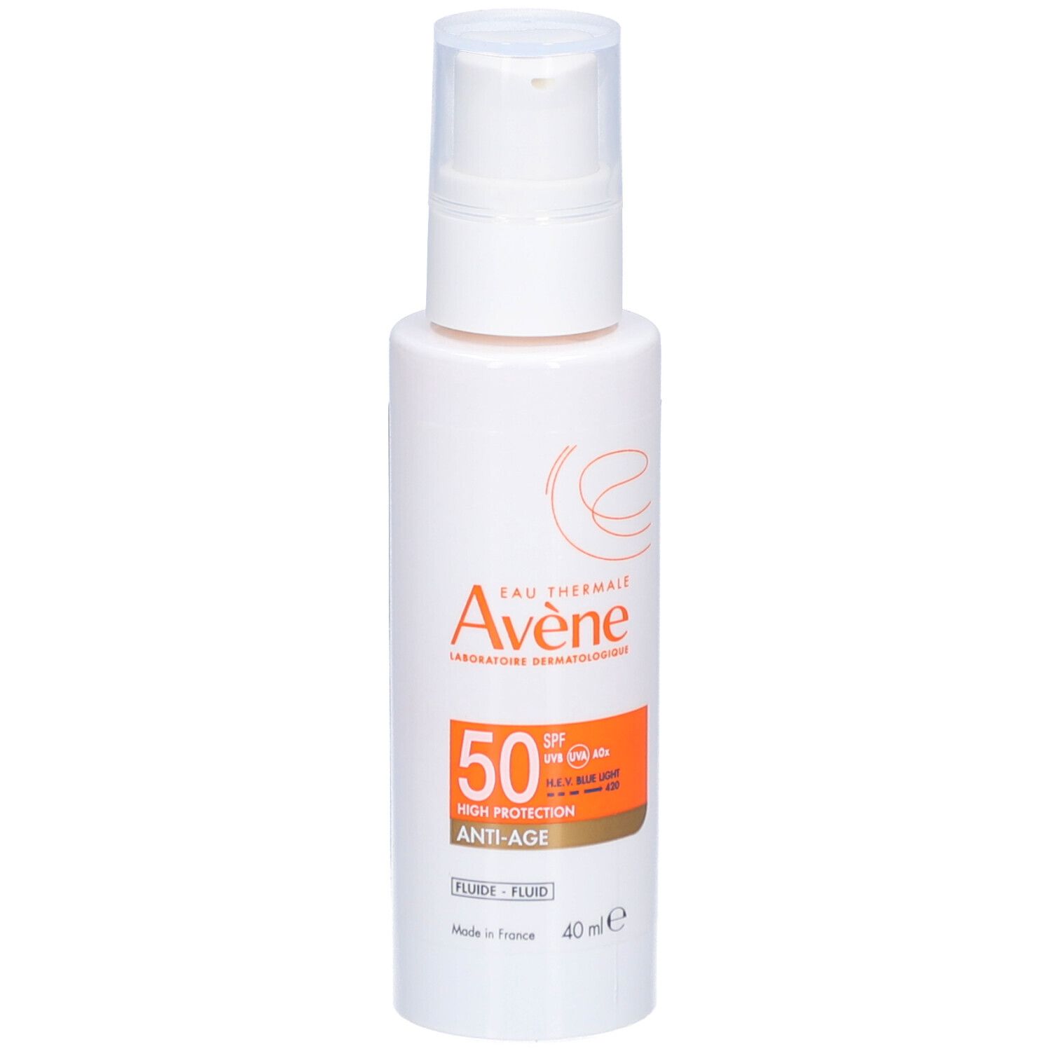 Weiße Flasche mit Pumpverschluss. Aufschrift: Avène, SPF 50, Anti-Age. Orangefarbener Aufkleber.