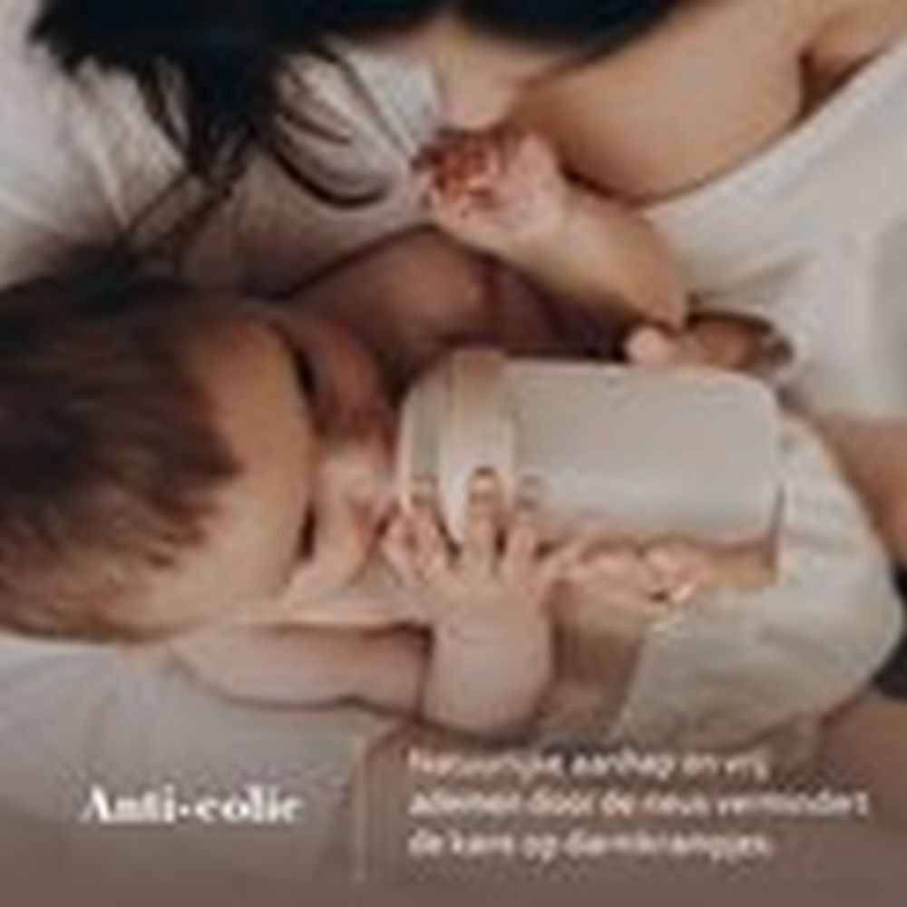Bébé buvant d'un biberon. Mère tenant le bébé. Texte : Anti-colique.