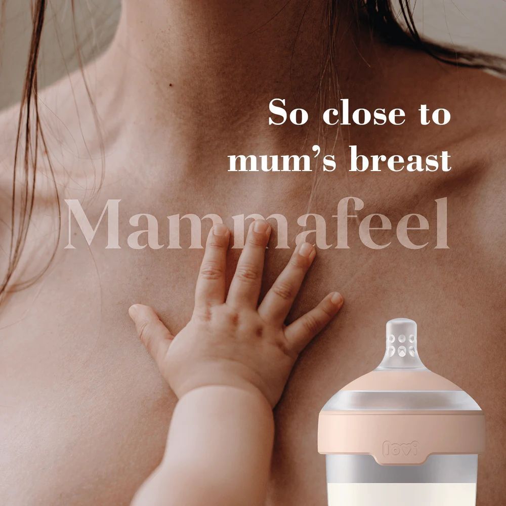 Main de bébé touchant la poitrine. Tétine dans l'image. Texte : So close to mum's breast, Mammalfeel.