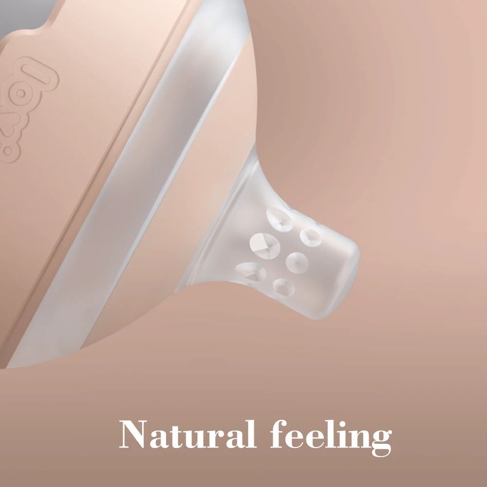 Nahaufnahme des Saugers. Transparenter Silikonaufsatz, rosa Basis. Text: Natural feeling.