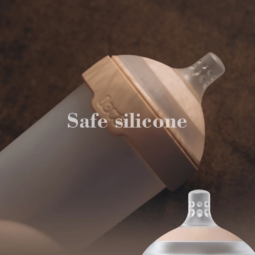 Nahaufnahme des Saugers. Text: Safe silicone.