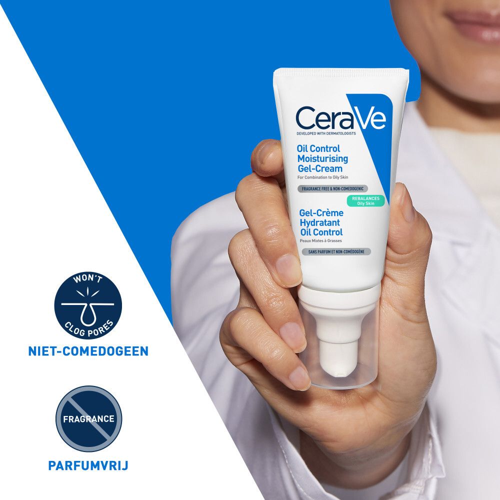Persoon houdt tube CeraVe Gel-Crème Hydratant Oil Control vast. Niet-comedogeen en parfumvrij.