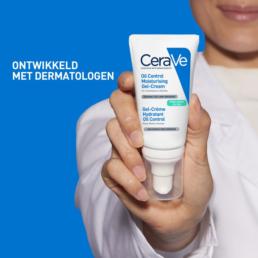 Persoon houdt tube CeraVe Gel-Crème Hydratant Oil Control vast. Ontwikkeld met dermatologen.