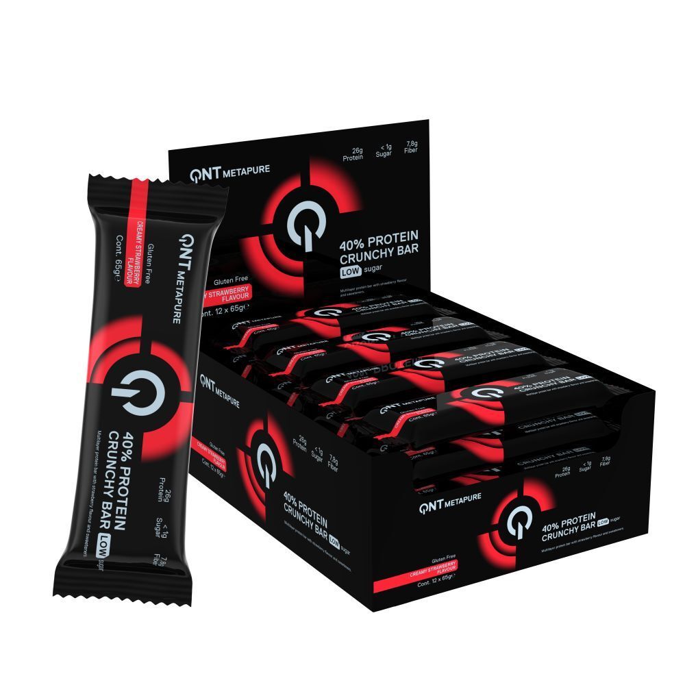 Zwarte verpakking met eiwitrepen. Eén reep zichtbaar. Opschrift: QNT METAPURE, 40% Protein Crunchy Bar, aardbeiensmaak.