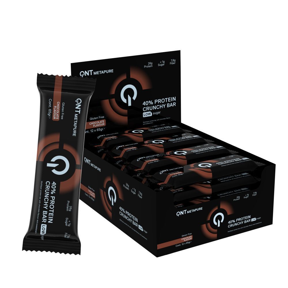 Boîte de barres protéinées QNT METAPURE Crunchy. Barre individuelle et boîte ouverte de 12 barres. Inscription : 40% Protein Crunchy Bar.