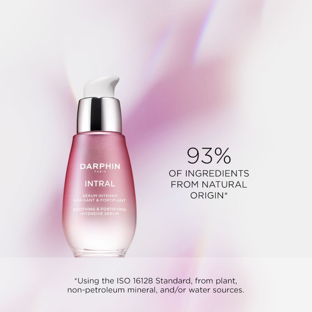 Trois produits : tonique, sérum, lotion. Texte : Intral Soothing & Fortifying Serum.