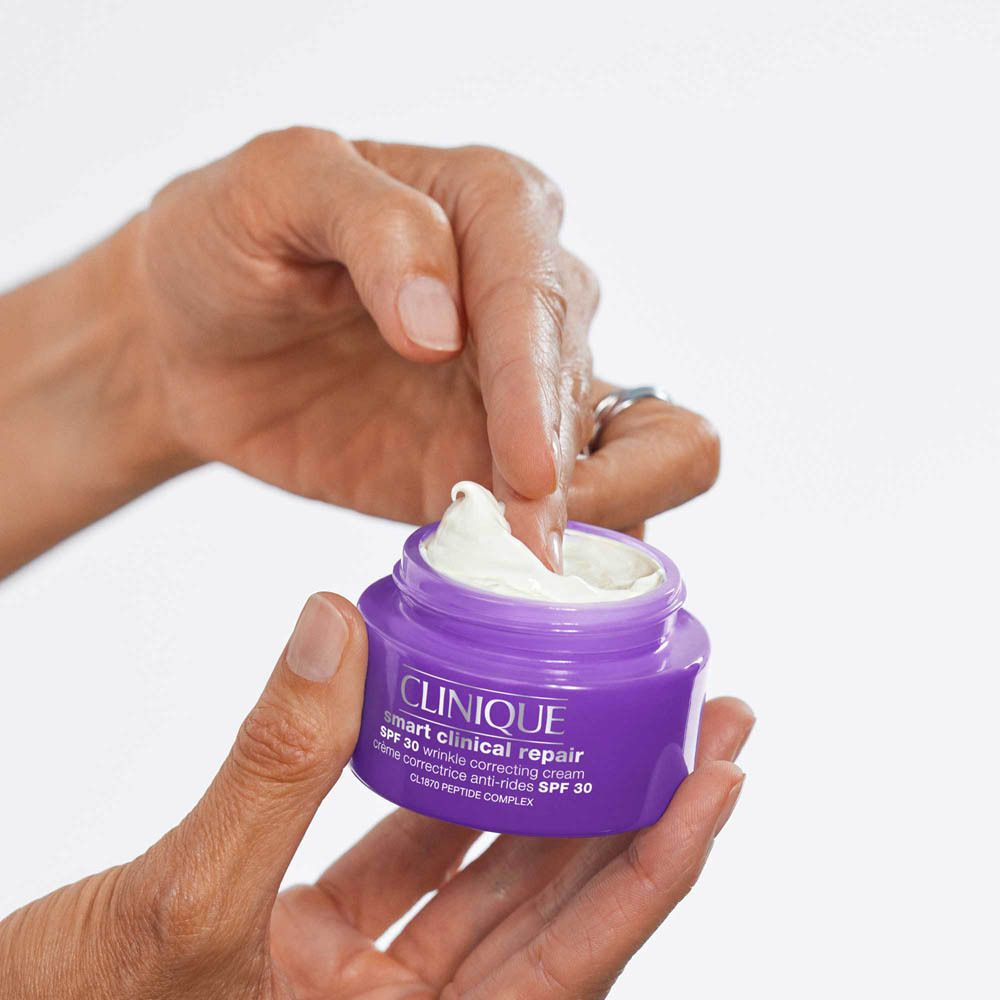 Clinique Smart Clinical Repair Feuchtigkeitscreme mit LSF 30 in violettem Tiegel.