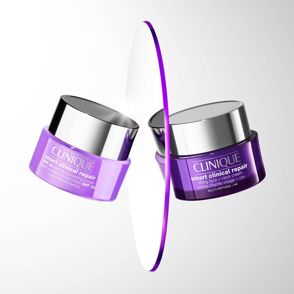 Zwei Clinique Smart Clinical Repair Cremetiegel mit silbernen Deckeln. Einer ist lila, der andere violett.