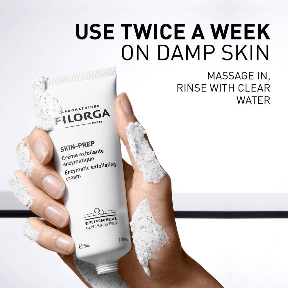 Main avec crème exfoliante. Texte : Utiliser deux fois par semaine sur peau humide, rincer à l'eau claire.