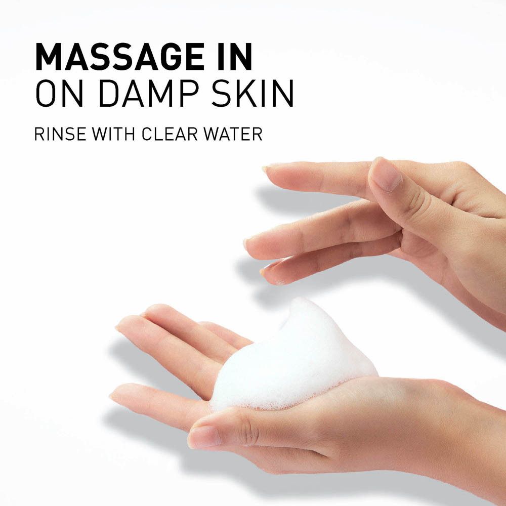 Mains avec mousse, texte : Massage in on damp skin, rinse with clear water.
