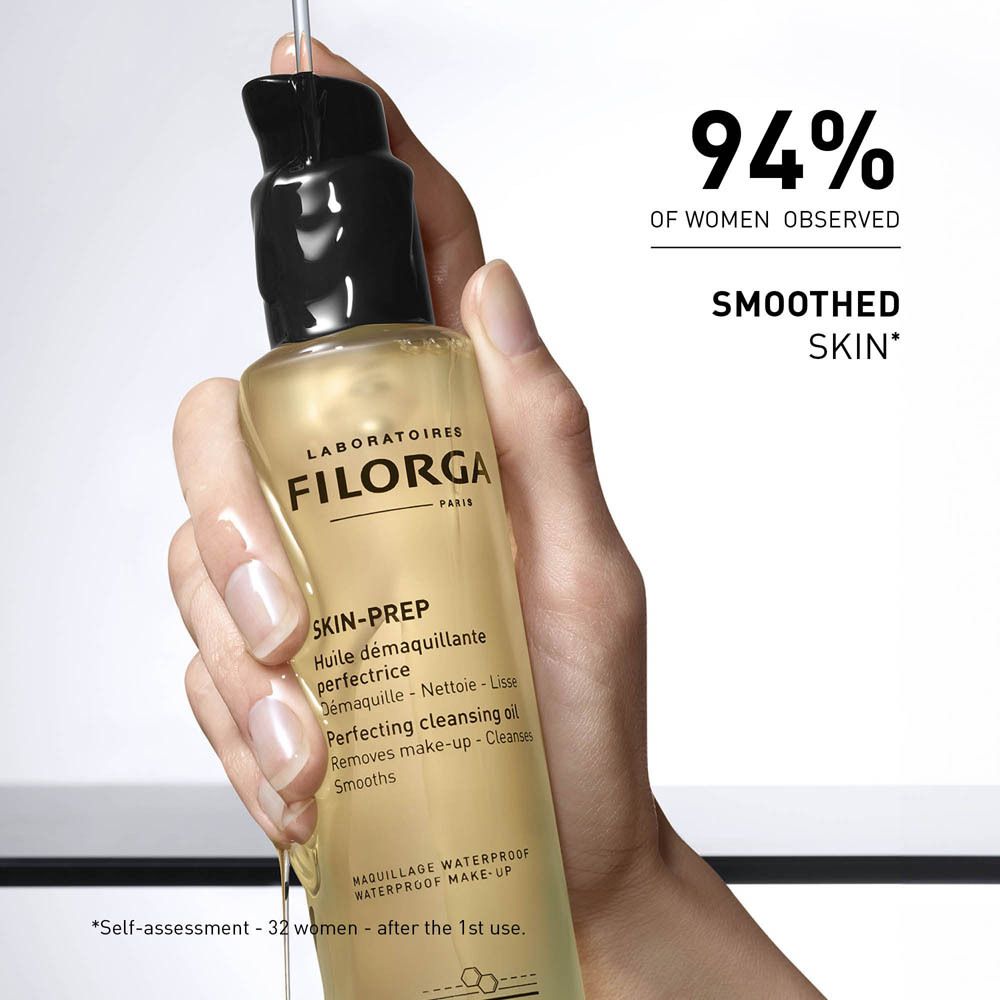 Main tenant flacon, huile coule. Texte : 94% des femmes ont observé une peau plus lisse.