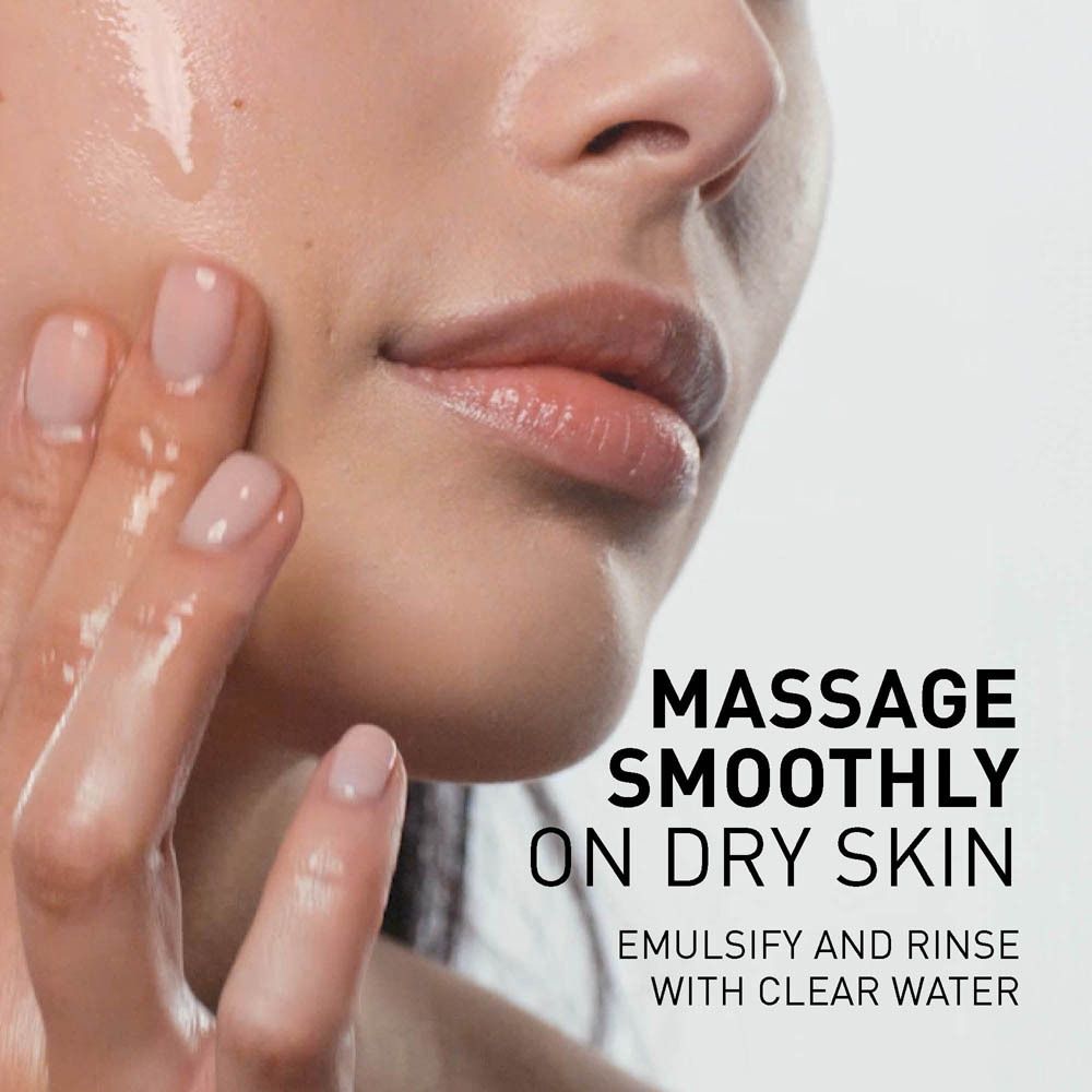 Mains massant le visage. Texte : MASSAGE SMOOTHLY ON DRY SKIN. Émulsionner et rincer à l'eau.