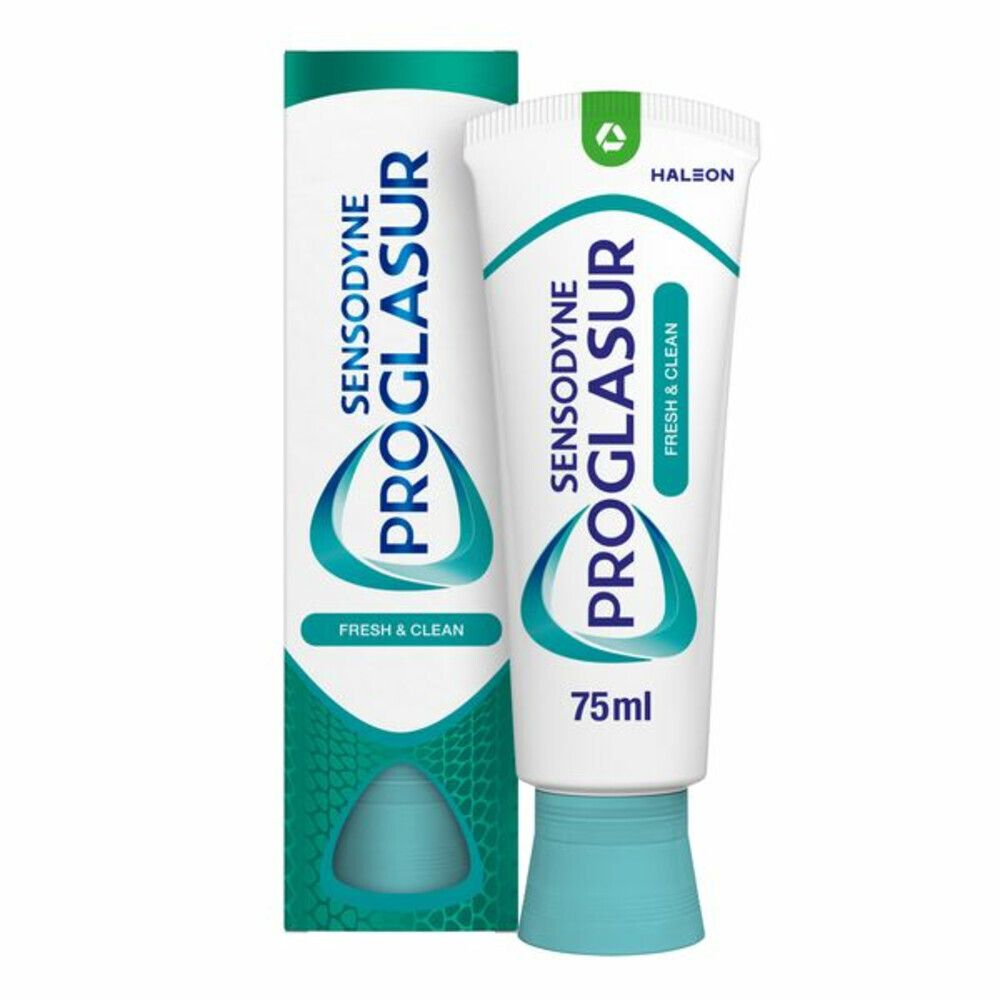 Tube et boîte de dentifrice. Tube blanc et turquoise. Boîte: Sensodyne Proglasur Fresh & Clean.
