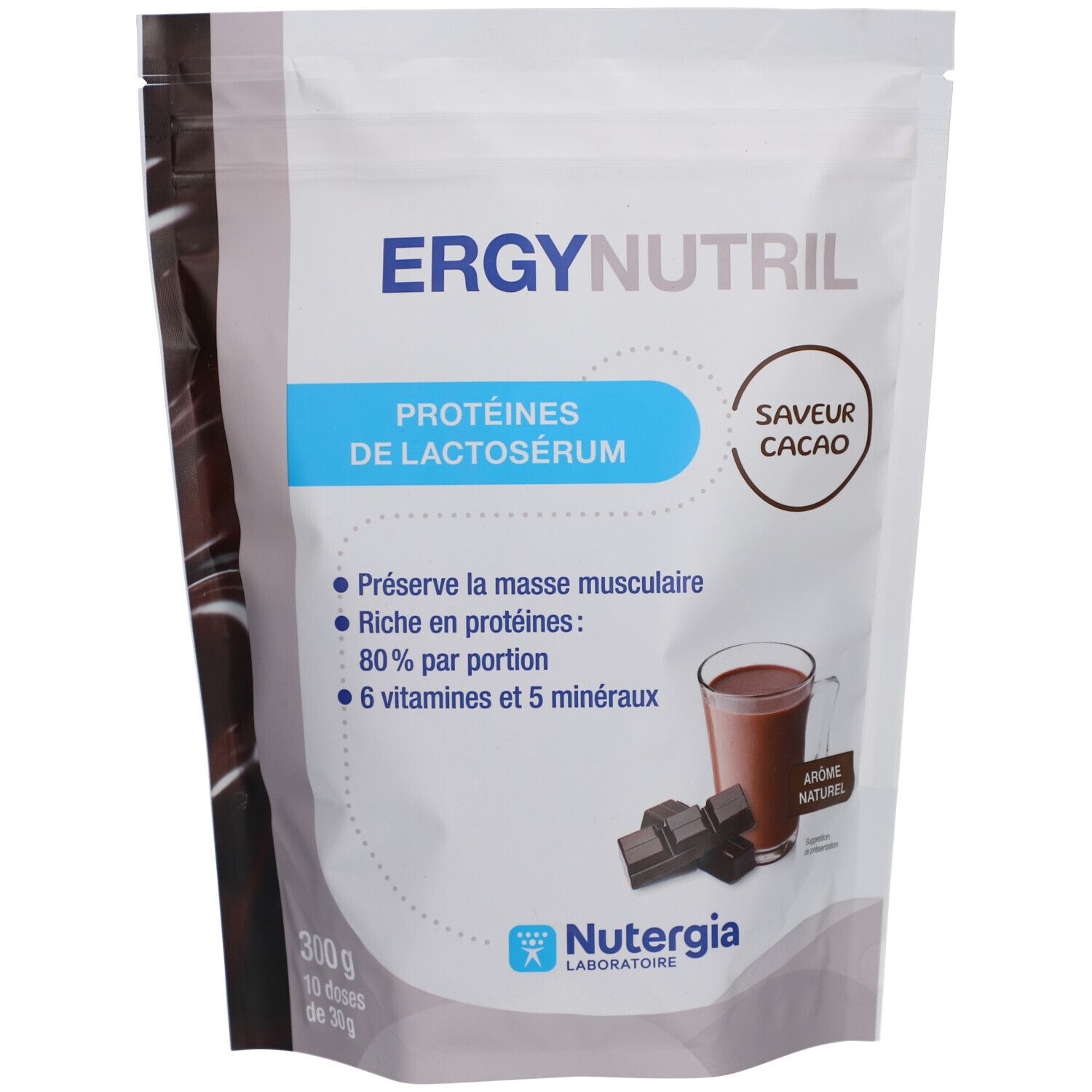 Sachet de poudre de protéines Ergynutril. Inscription bleue et blanche, goût cacao. Contient protéines, vitamines et minéraux. 300g.