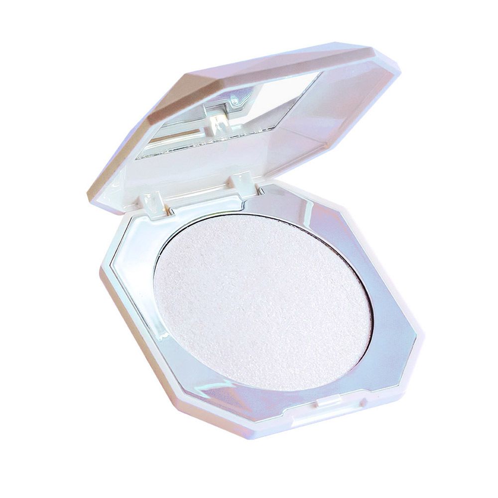 Cosmetische highlighter in een witte, diamantvormige compact met spiegel.