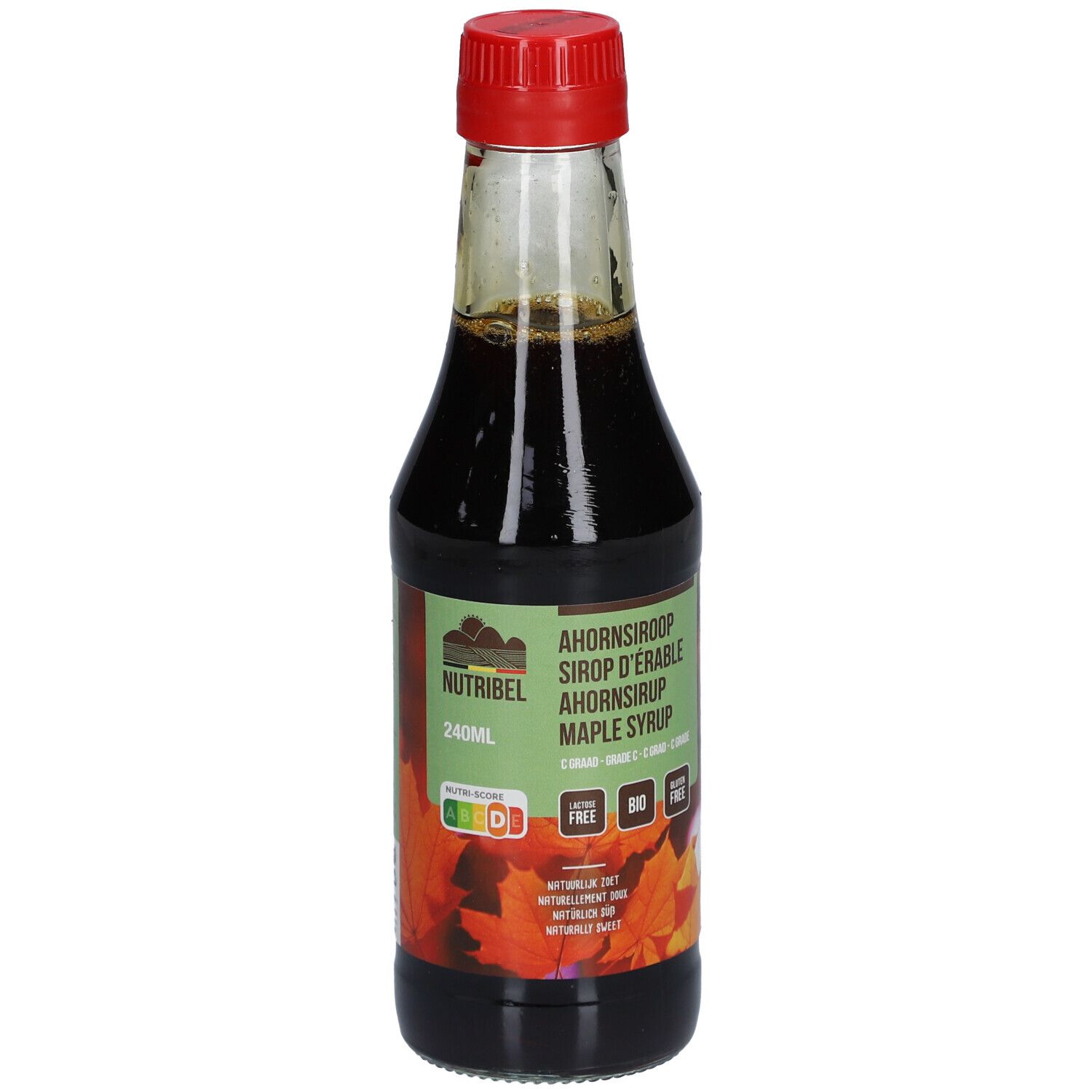Bouteille en verre de sirop d'érable. Bouchon rouge, sirop brun. Étiquette avec nom du produit et logos.