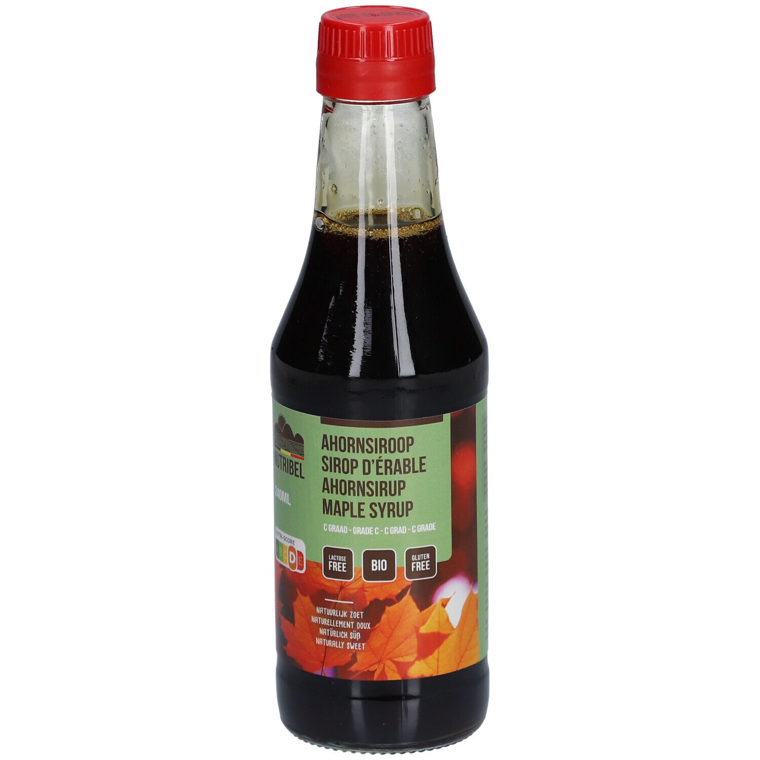 Bouteille en verre de sirop d'érable. Bouchon rouge, sirop brun. Étiquette avec nom du produit et logos.
