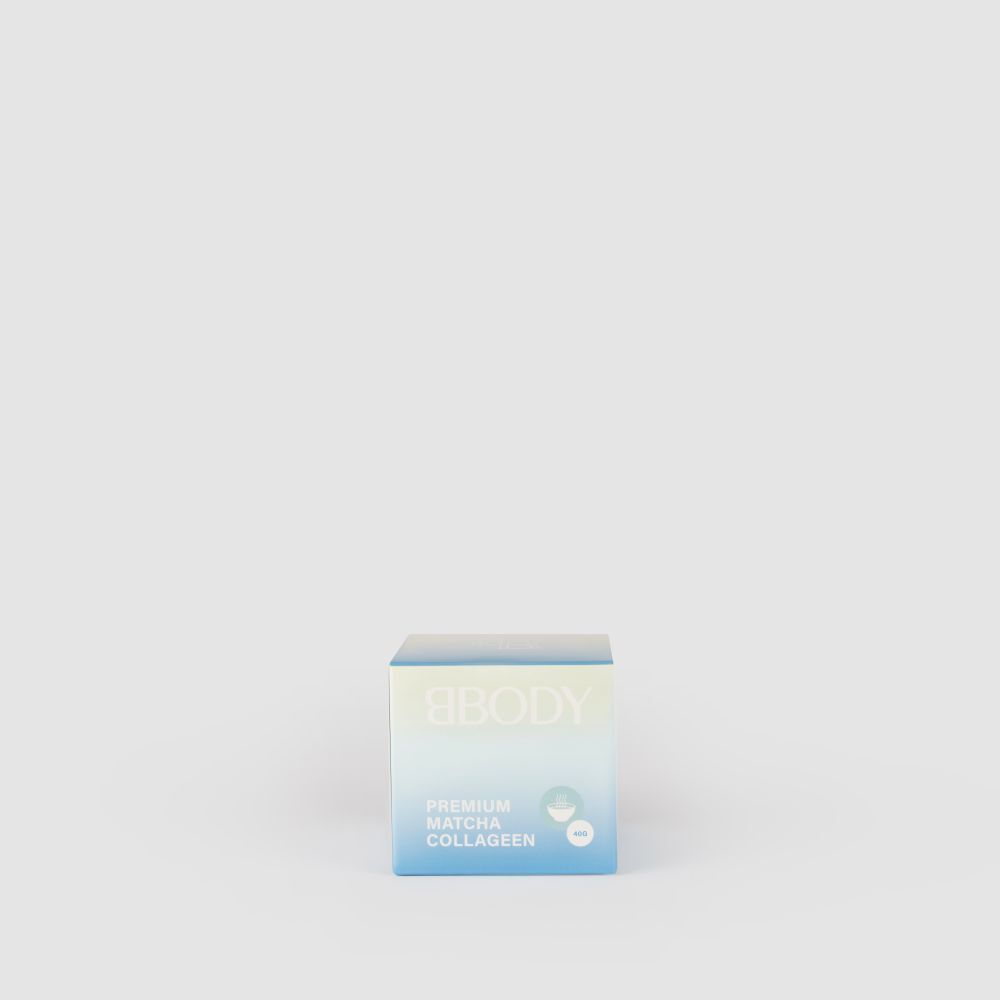 Petite boîte bleue. Inscription : PREMIUM MATCHA COLLAGEEN. Marque : BBODY.