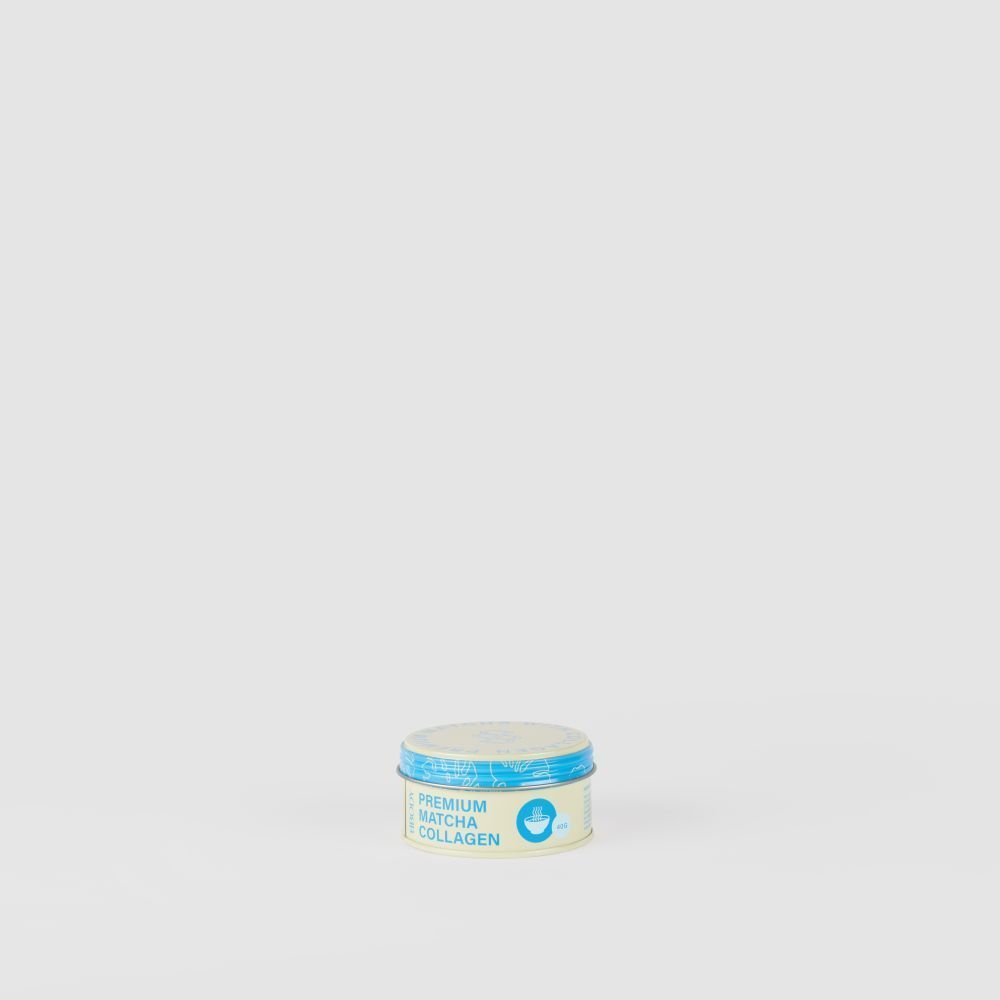 Boîte ronde avec couvercle bleu. Inscription : PREMIUM MATCHA COLLAGEN. Marque : BBODY.