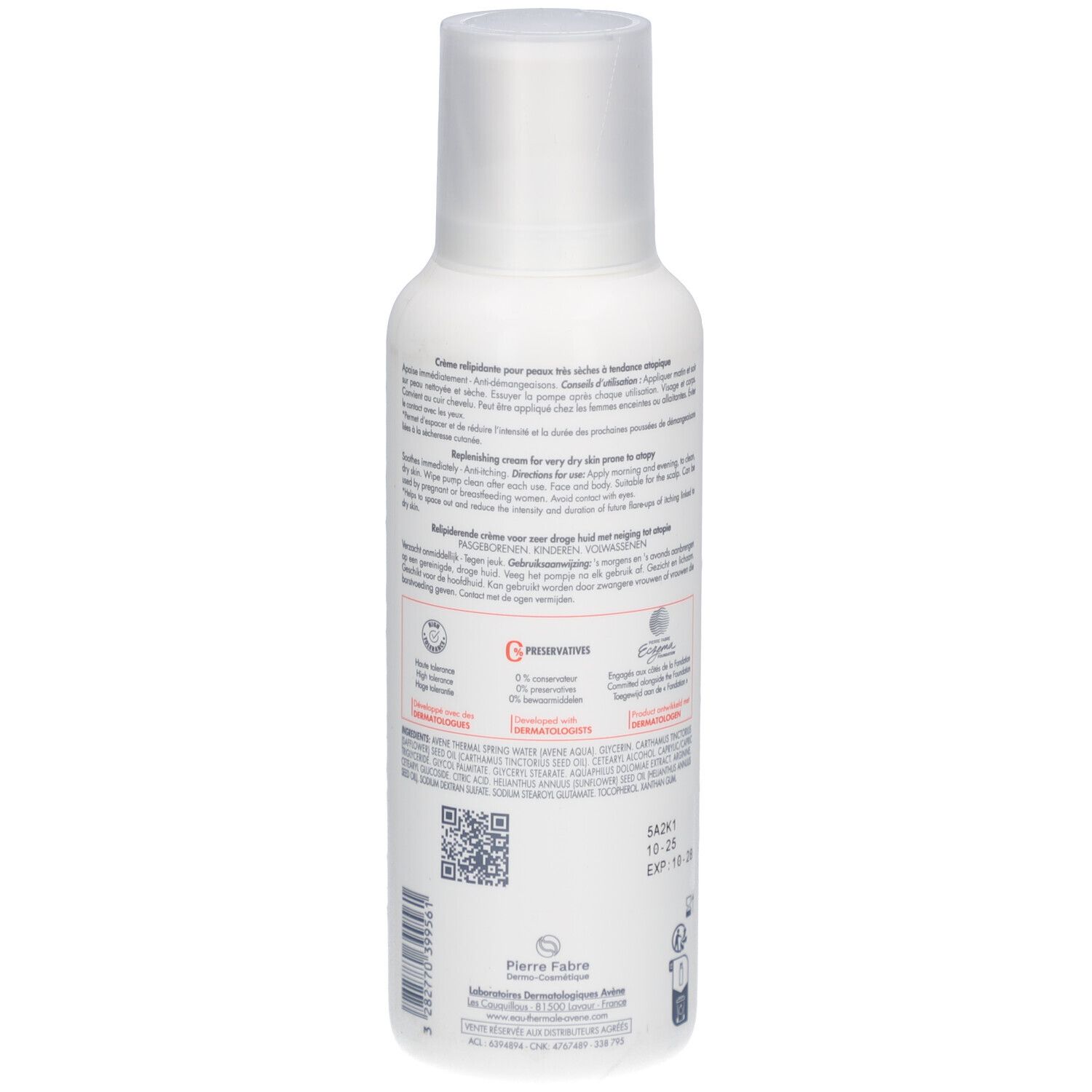 Rückseite der weißen Flasche Avène XeraCalm A.D. Creme. Text: Anwendung, Inhaltsstoffe, QR-Code.