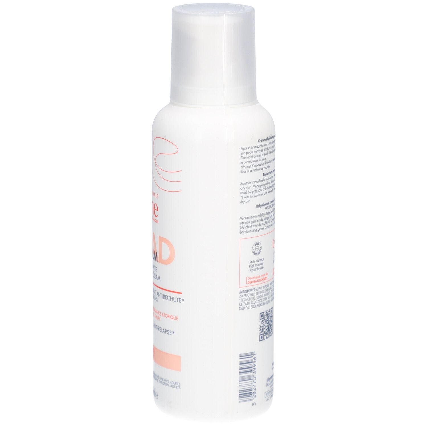 Rückseite der weißen Flasche Avène XeraCalm A.D. Creme. Text: Anwendung, Inhaltsstoffe, QR-Code.