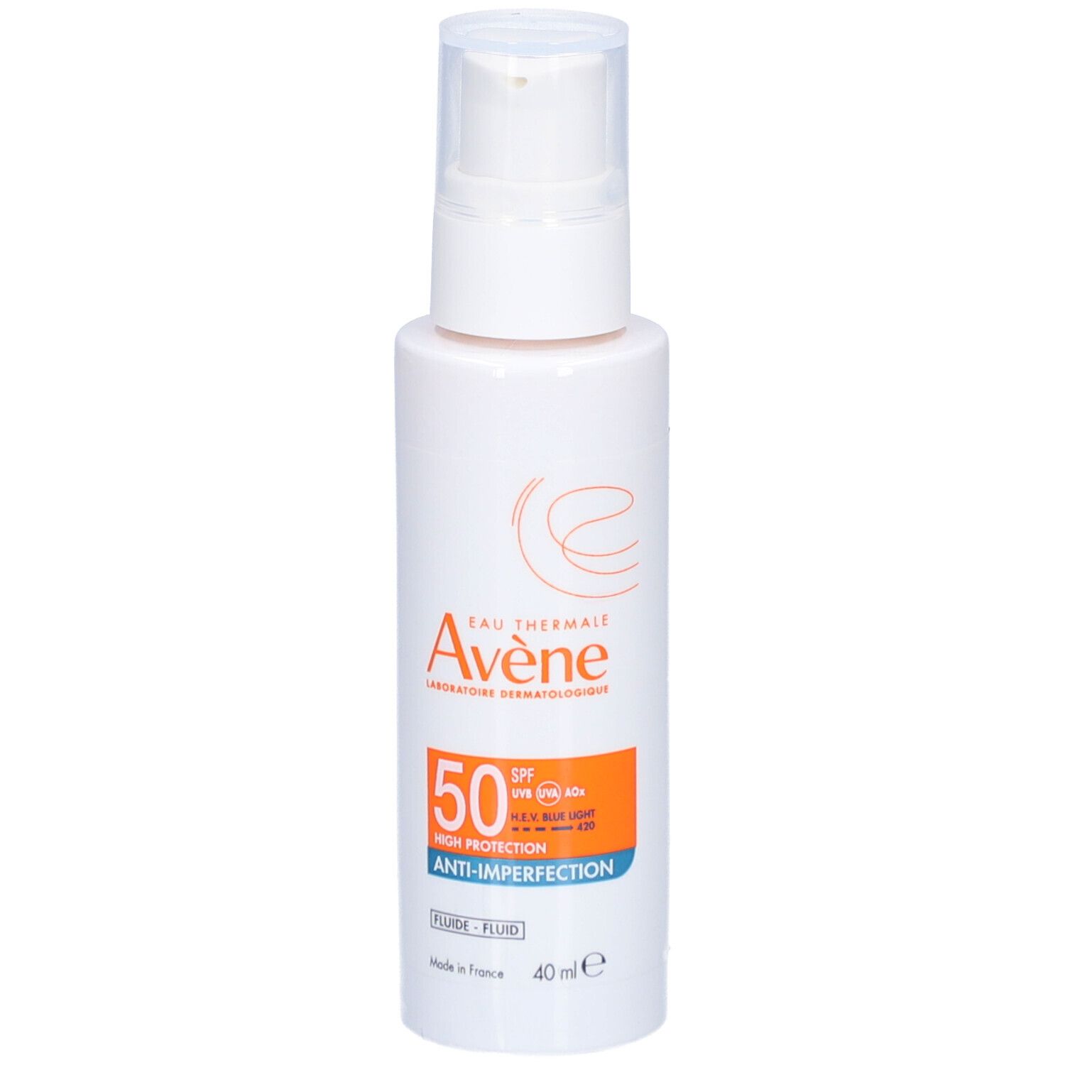 Witte fles met pomp. Etiket met SPF 50, Anti-onzuiverheden en merk Avène.