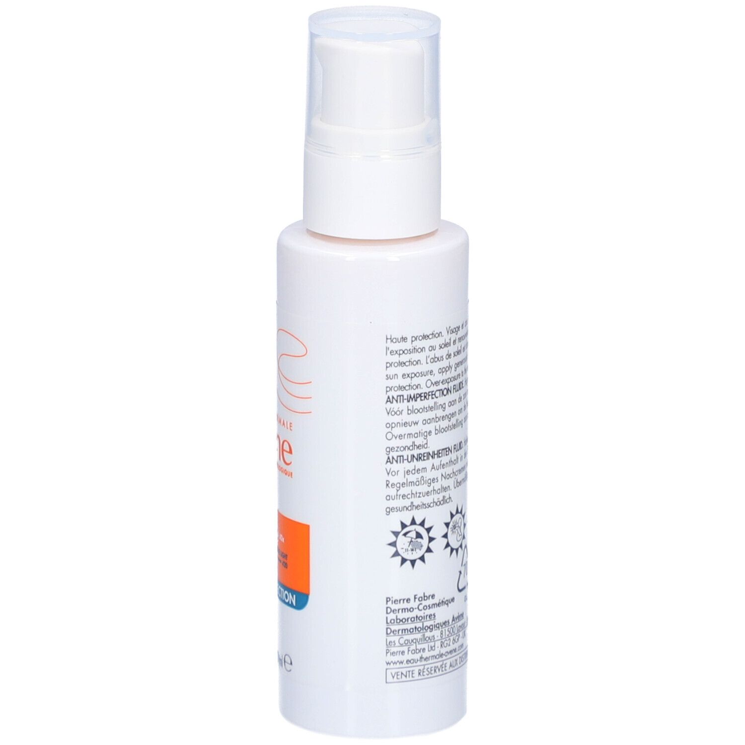 Witte fles met pomp. Etiket met SPF 50, Anti-onzuiverheden en merk Avène.