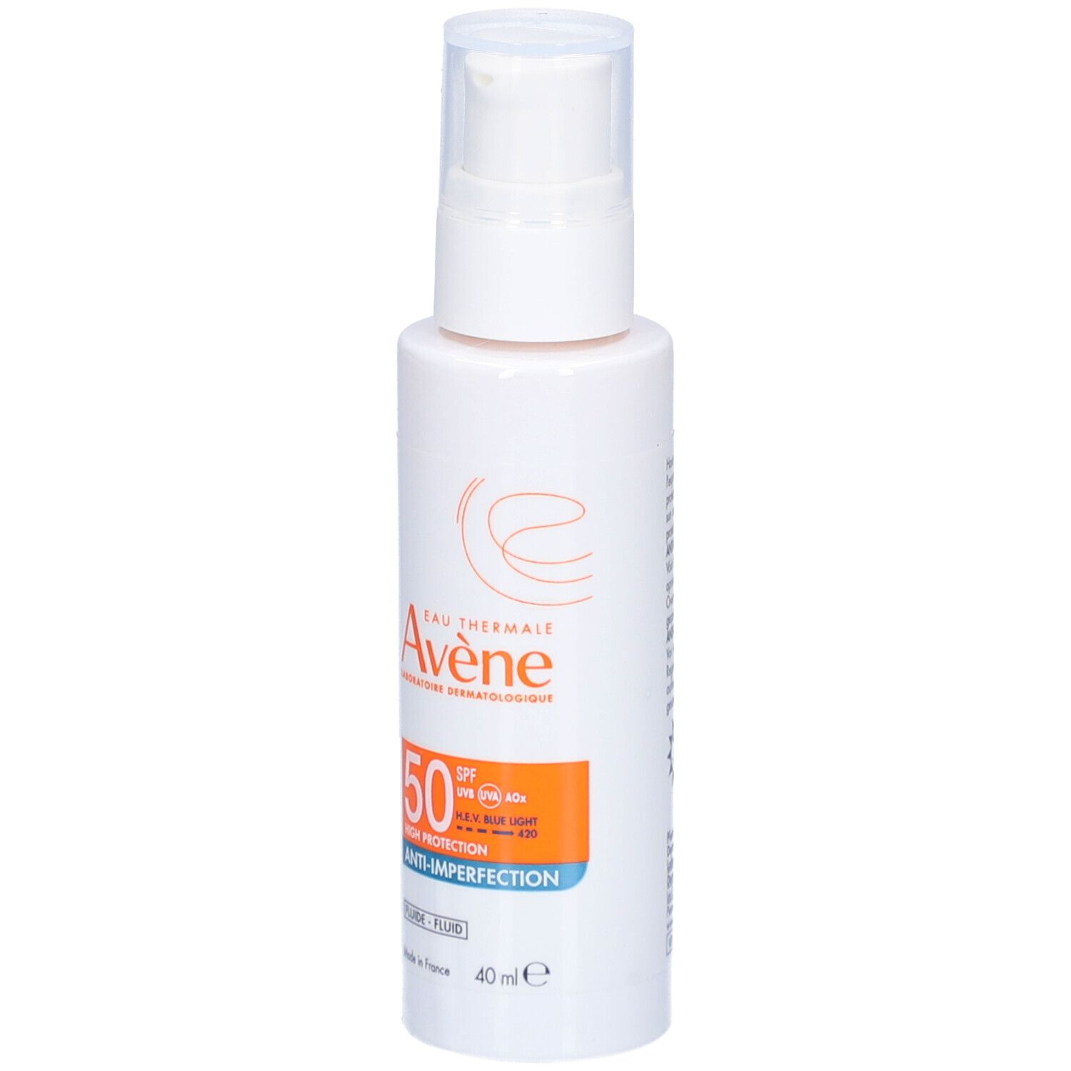 Witte fles met pomp. Etiket met SPF 50, Anti-onzuiverheden en merk Avène.
