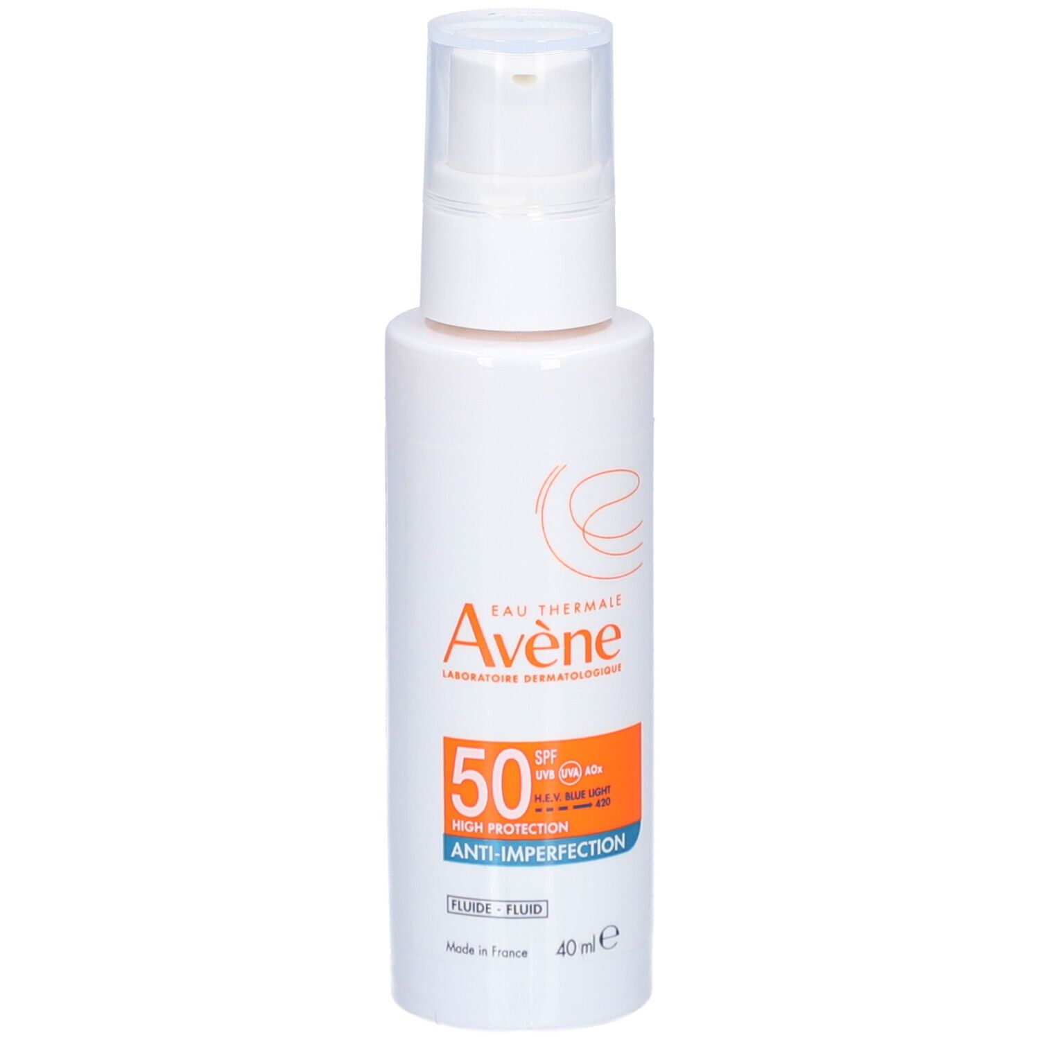Witte fles met pomp. Etiket met SPF 50, Anti-onzuiverheden en merk Avène.