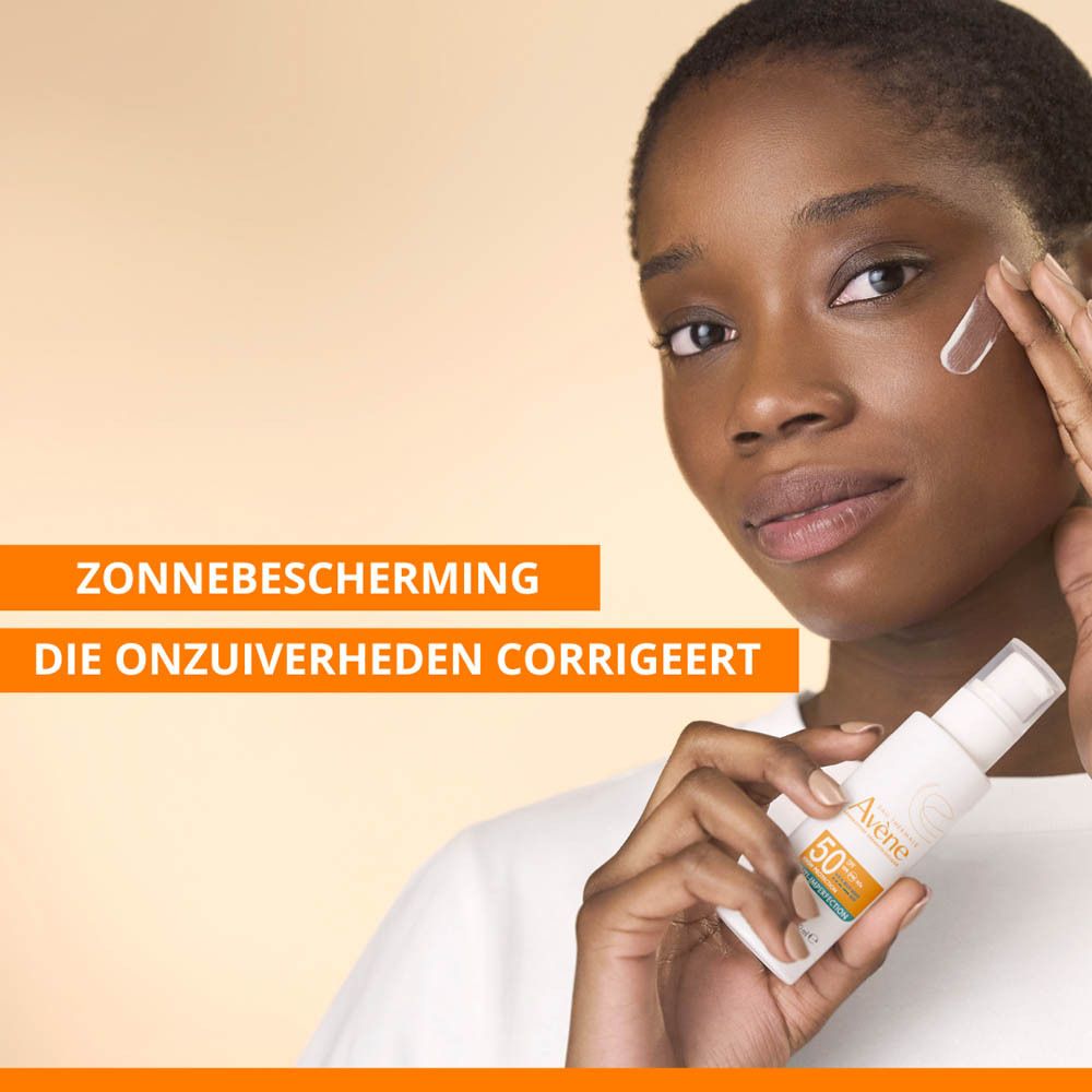 Vrouw brengt product aan. Tekst: Zonnebescherming die onzuiverheden corrigeert.