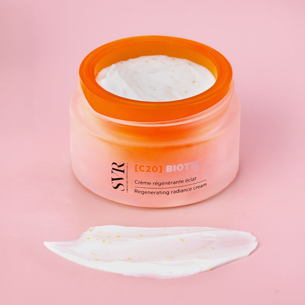 Pot de crème ouvert avec crème et étalement. Inscription : [C20] BIOTIC, Crème régénérante éclat. Marque SVR.