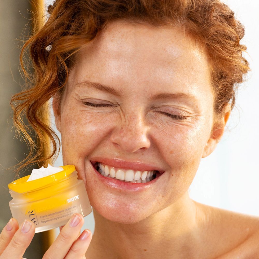 Femme tenant un pot de crème. Crème appliquée sur le visage. Inscription : SVR, [COLLAGEN] BIOTIC.