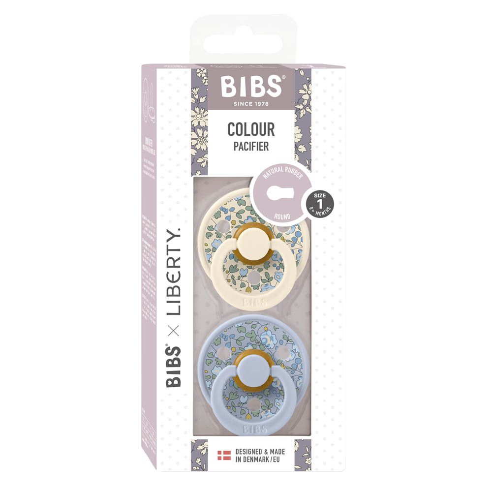 BIBS x Liberty Schnuller-Set. Zwei Schnuller in Verpackung. Sichtbar: floral bedruckte Schnuller, Größe 1, 0-6 Monate.