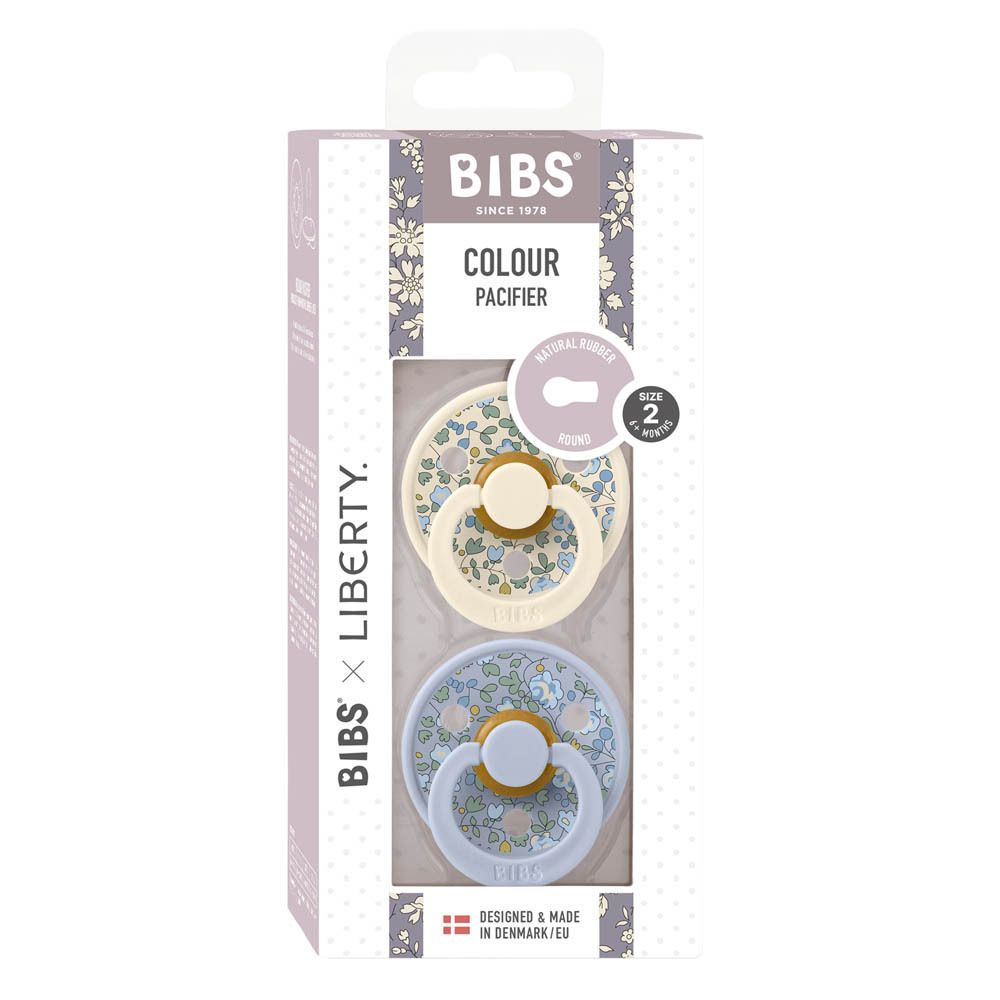 BIBS x Liberty Schnuller-Set. Zwei Schnuller in einer Verpackung. Größe 2. Floral bedruckt. Verpackung mit Produktinformationen.