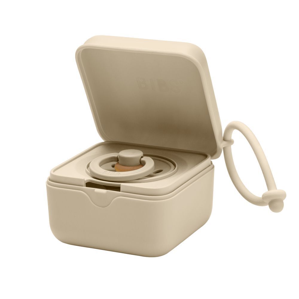Beige speenbox met open deksel. De speen is zichtbaar. Met lus.
