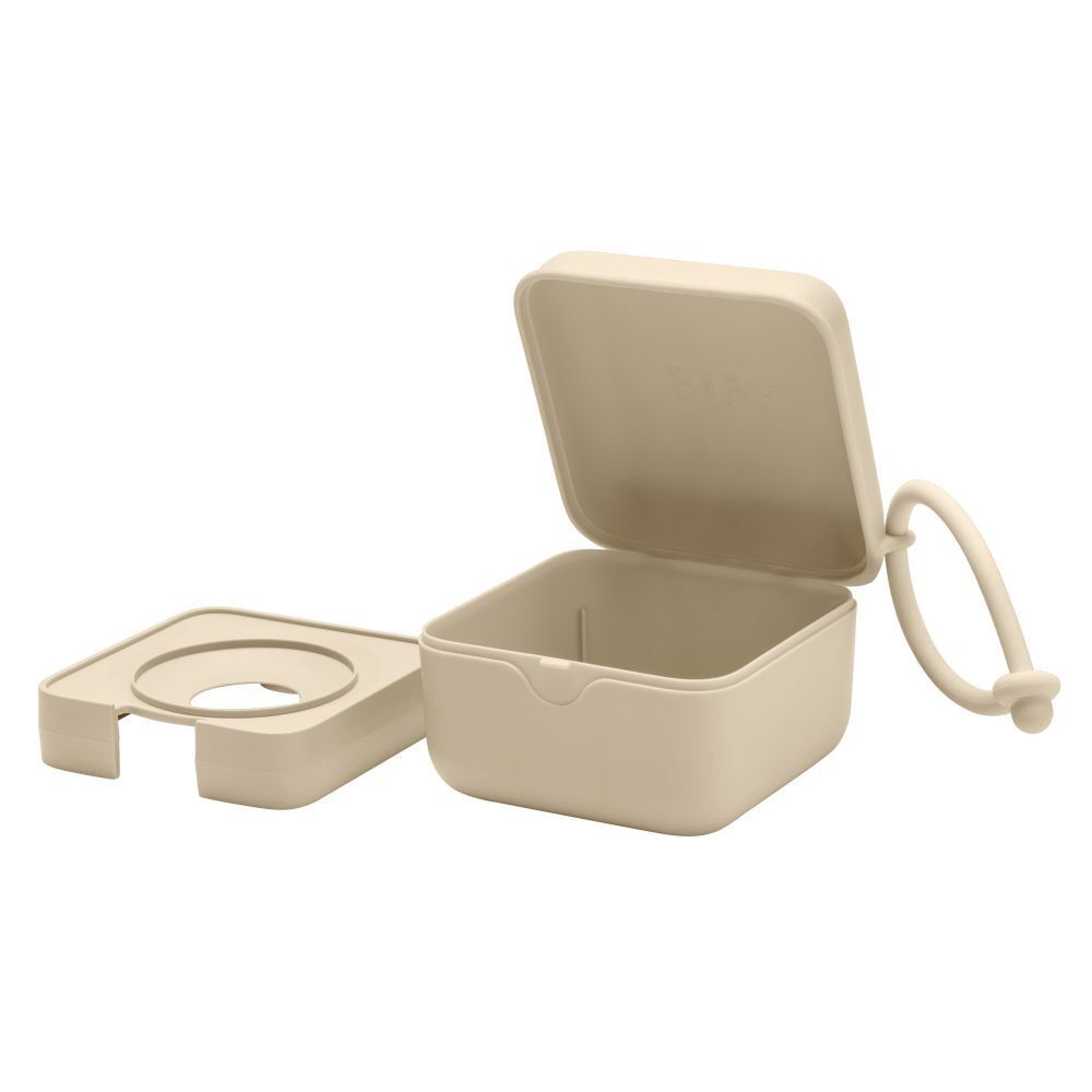 Beige speenbox met open deksel. Deksel en inzetstuk ernaast. Met lus.