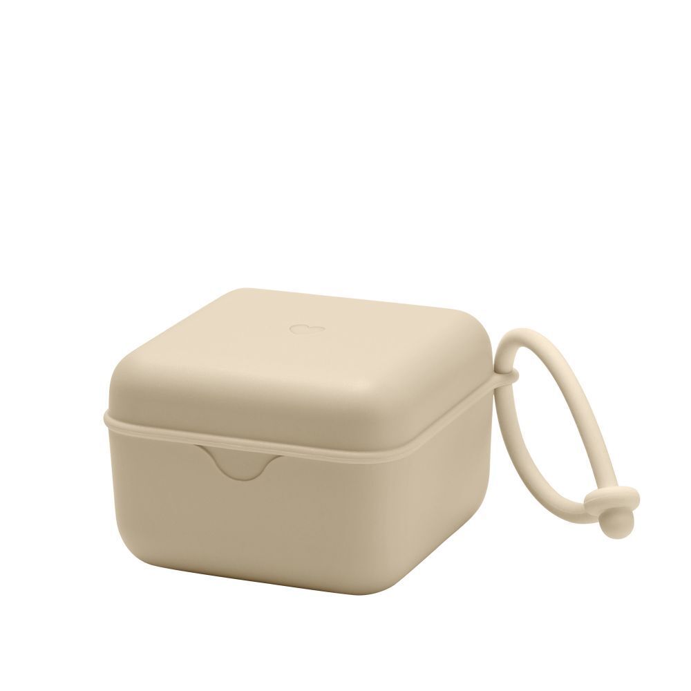 Gesloten beige speenbox met lus. Vierkante vorm.