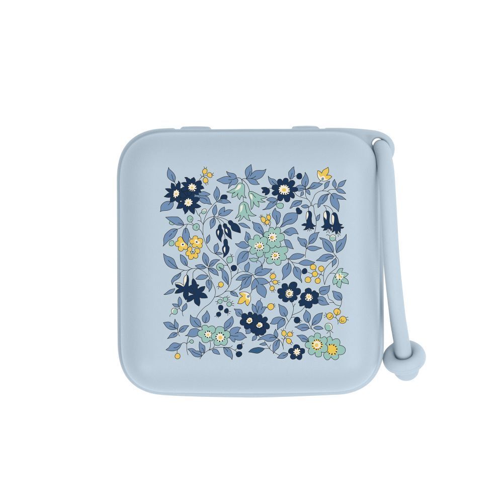 Hellblaue Schnullerbox mit Blumenmuster. Quadratisch, mit Schlaufe und Knopf. 