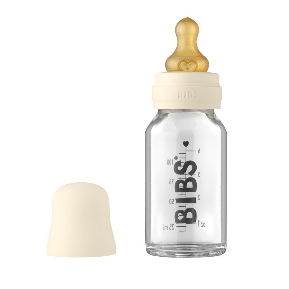 Biberon en verre avec tétine et bouchon. Ivoire. Logo BIBS. Graduation en ml. Bouchon à côté.
