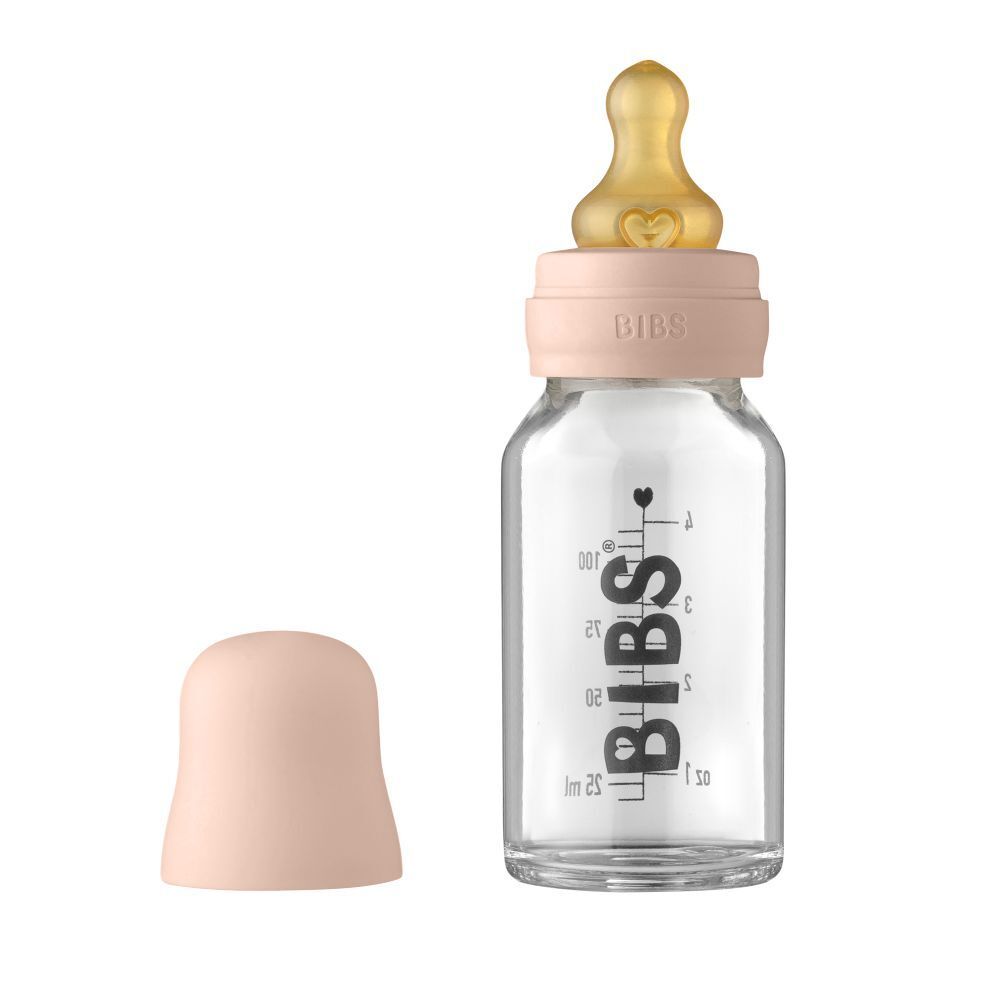 Biberon en verre avec tétine et bouchon. Marque BIBS. Couleur blush. Échelle et logo sur la bouteille.