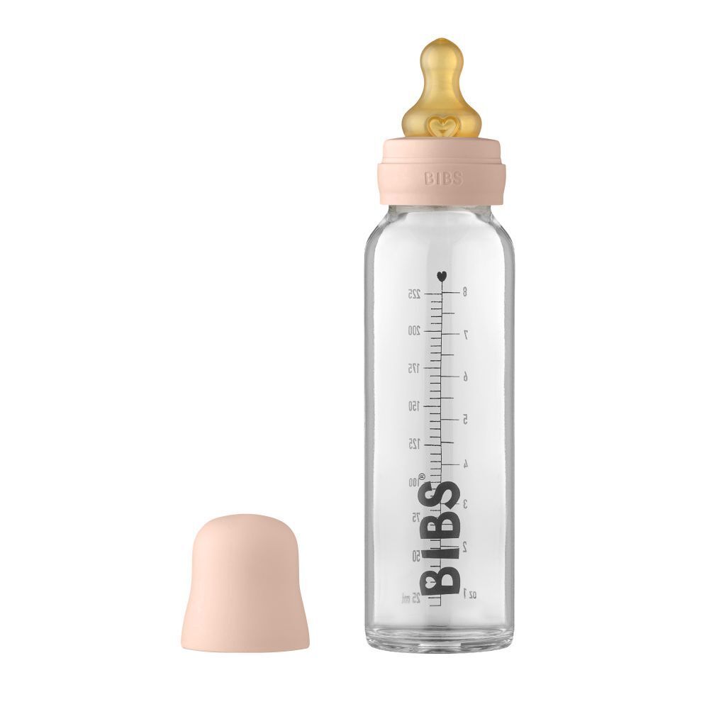 Glazen fles met speen en dop. Blush kleur. Schaalverdeling en BIBS logo. Dop ernaast.
