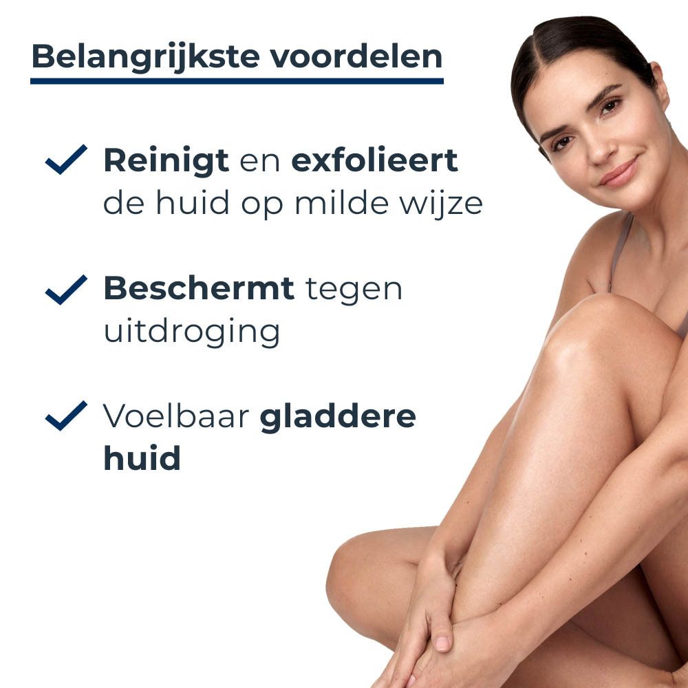 Vrouw met gladde huid. Tekst: Reinigt en exfolieert, beschermt tegen uitdroging, voelbaar gladdere huid.