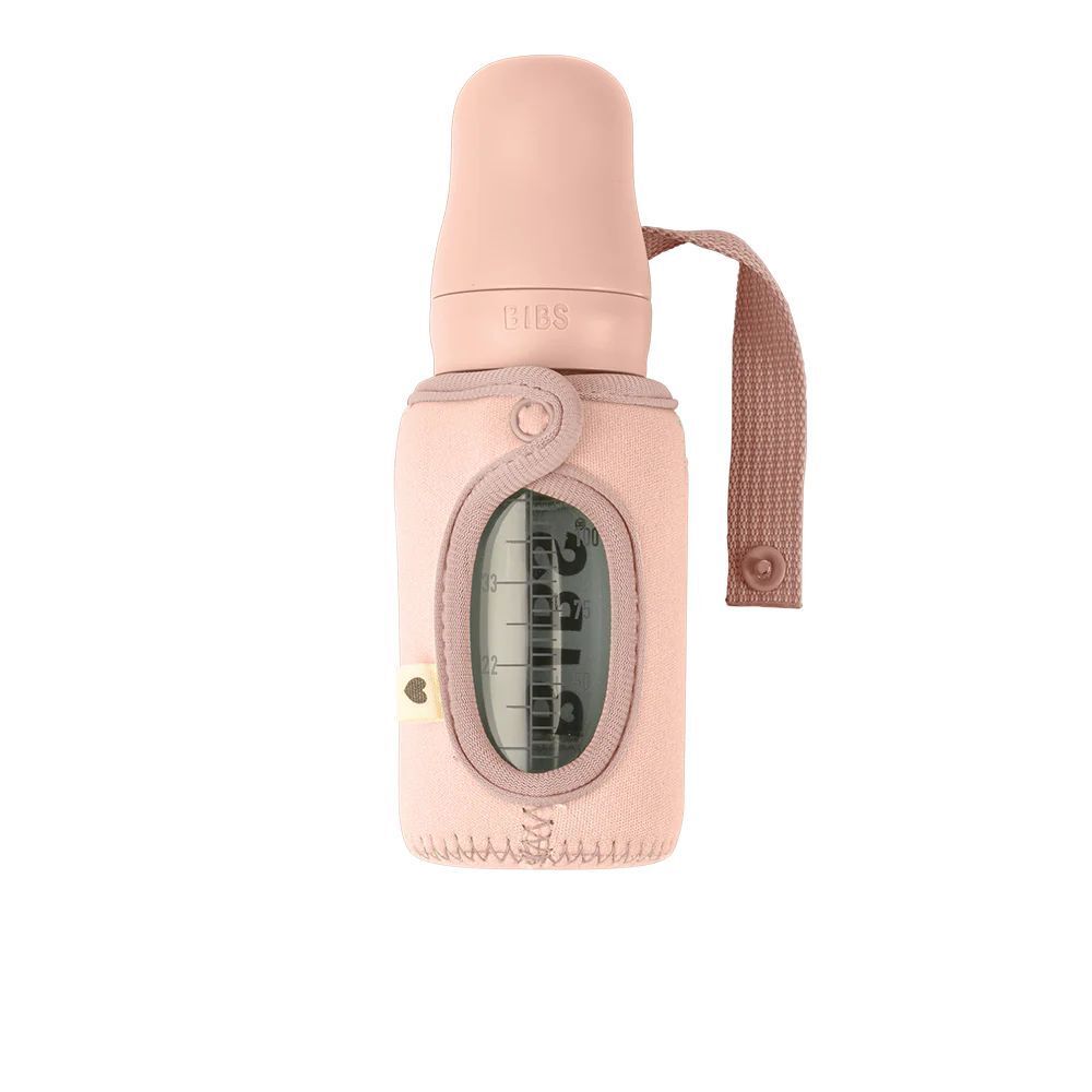 Rosa Babyflasche in Schutzhülle. Sichtbares Messfenster. Trageschlaufe. Marke BIBS.