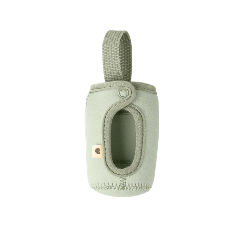 Porte-biberon vert sauge avec boucle de transport et fermeture à bouton-pression. Ouverture pour la bouteille visible.