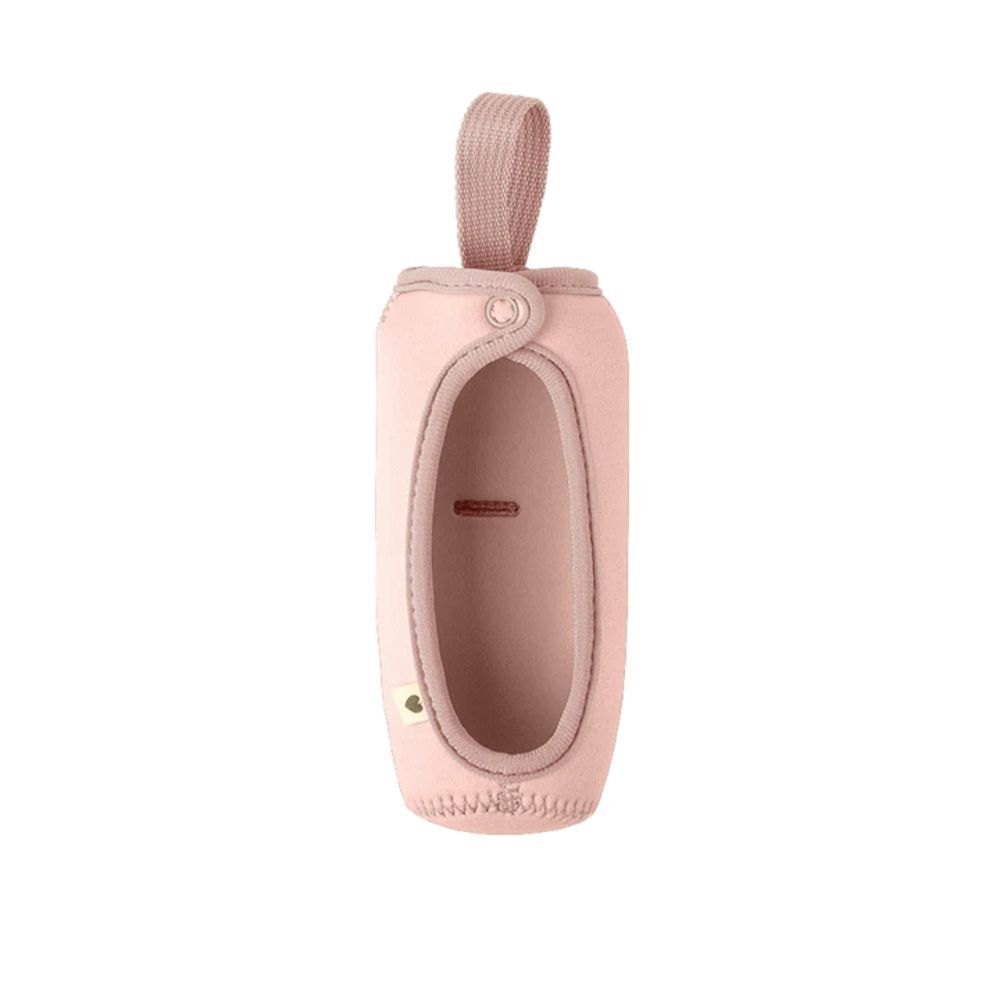 Rosa Babyflaschenhalter mit Trageschlaufe und Knopfverschluss. Sichtbare Aussparung für die Flasche. Kleines Logo.